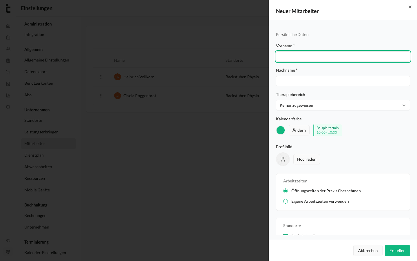 Der Dialog „Neuer Mitarbeiter“ mit Therapiebereich, Kalenderfarbe, Arbeitszeiten, Standorten und Online-Buchung.